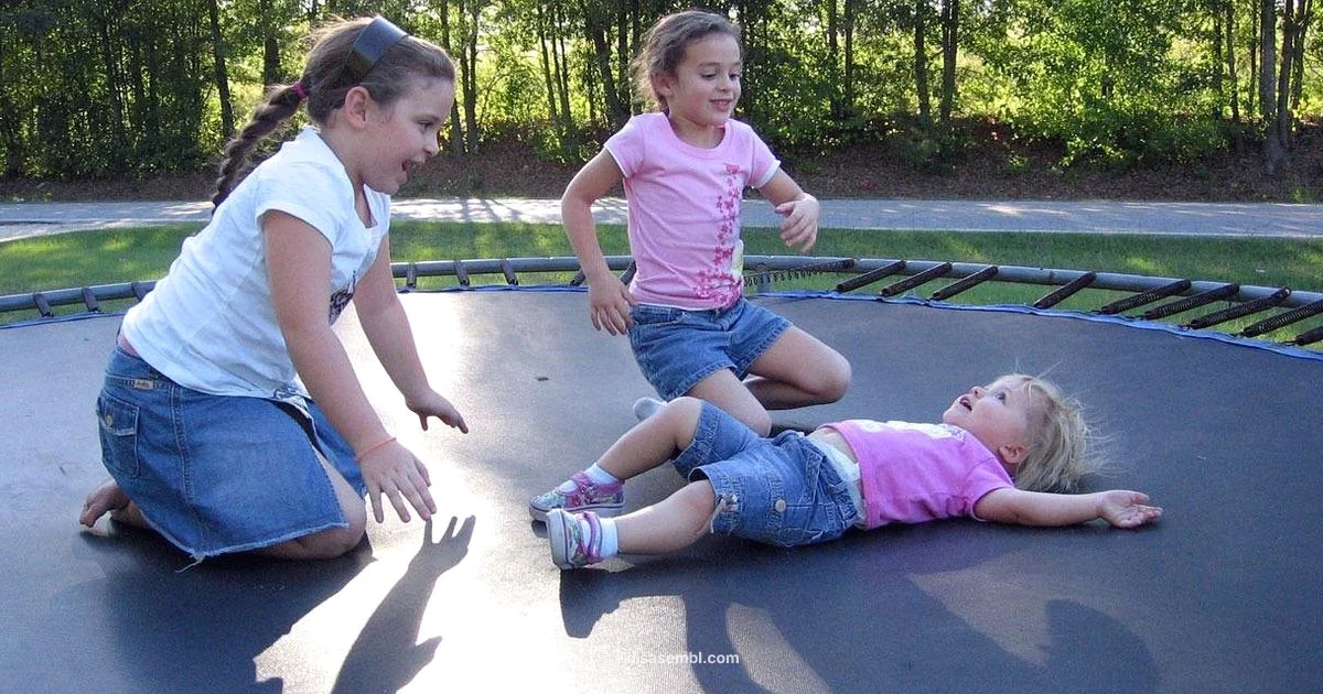 Disassemble a Trampoline Disassemble a Trampoline - Disasembl